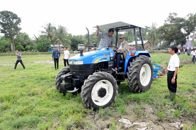Lima Traktor Olahan Lahan Pertanian dari Pemkab Kampar